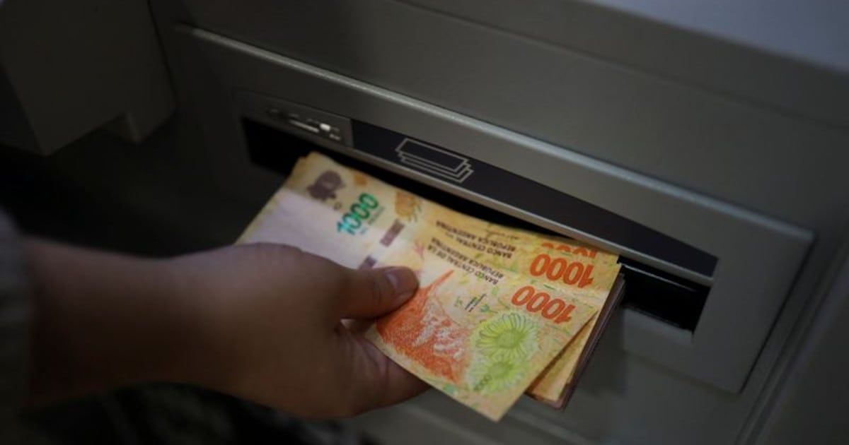 Cajeros ajenos, reposiciones y extracciones afuera: el mapa de comisiones que publicó el Banco Central