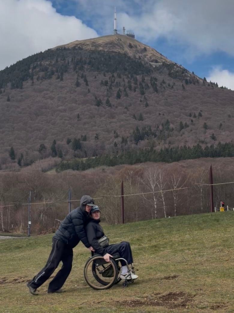 El mundo no es accesible, ellos sí: la vuelta al mundo en silla de ruedas de dos amigos australianos