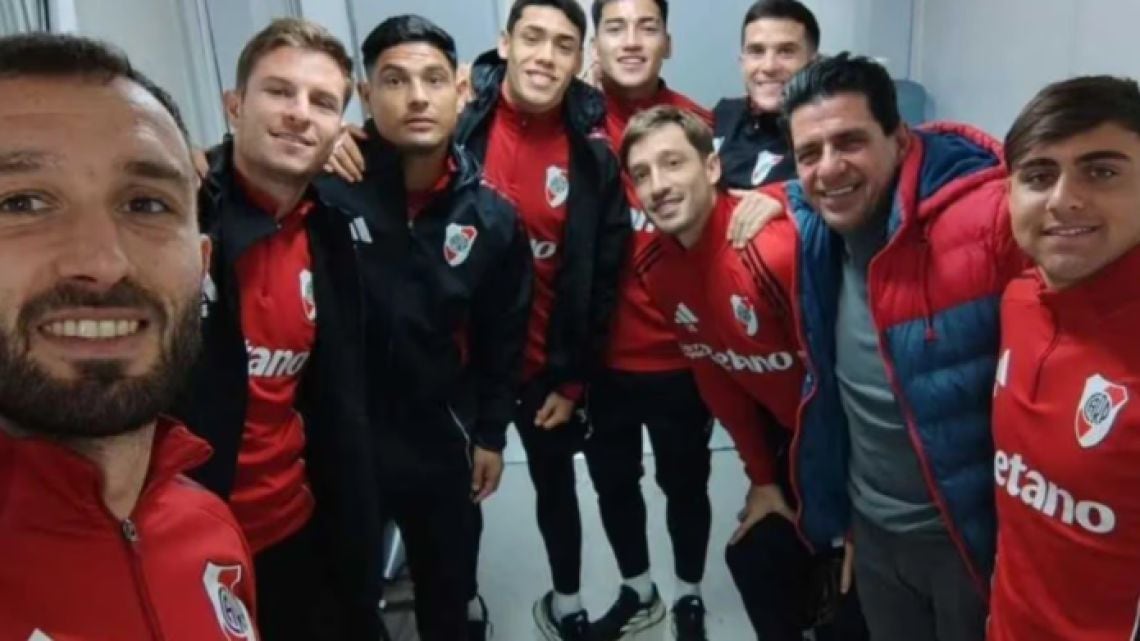 Dos carpetas abiertas y un reloj que corre: el mercado de pases de River se cierra con Bustos y Viña en el freezer