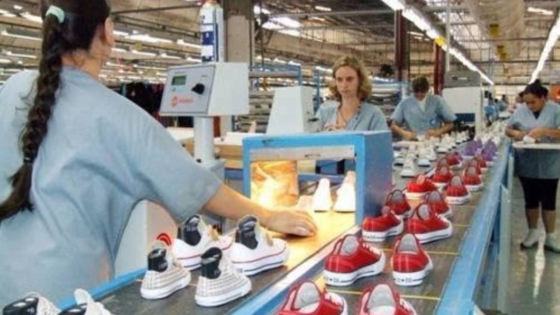 La planta de Coopershoes en Las Flores cesó su producción y dejó a la totalidad de sus operarios en la calle
