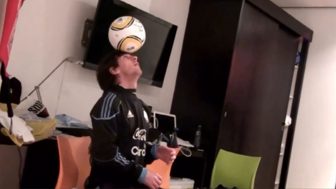 Messi y la Jabulani: el video casero que demuestra por qué es de otro planeta