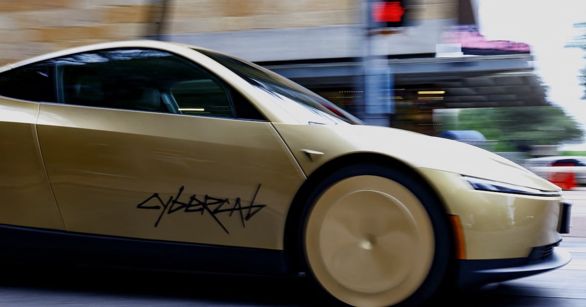 La NHTSA pone bajo la lupa la autocertificación del Cybercab de Tesla y reaviva el debate regulatorio sobre los robotaxis sin controles humanos