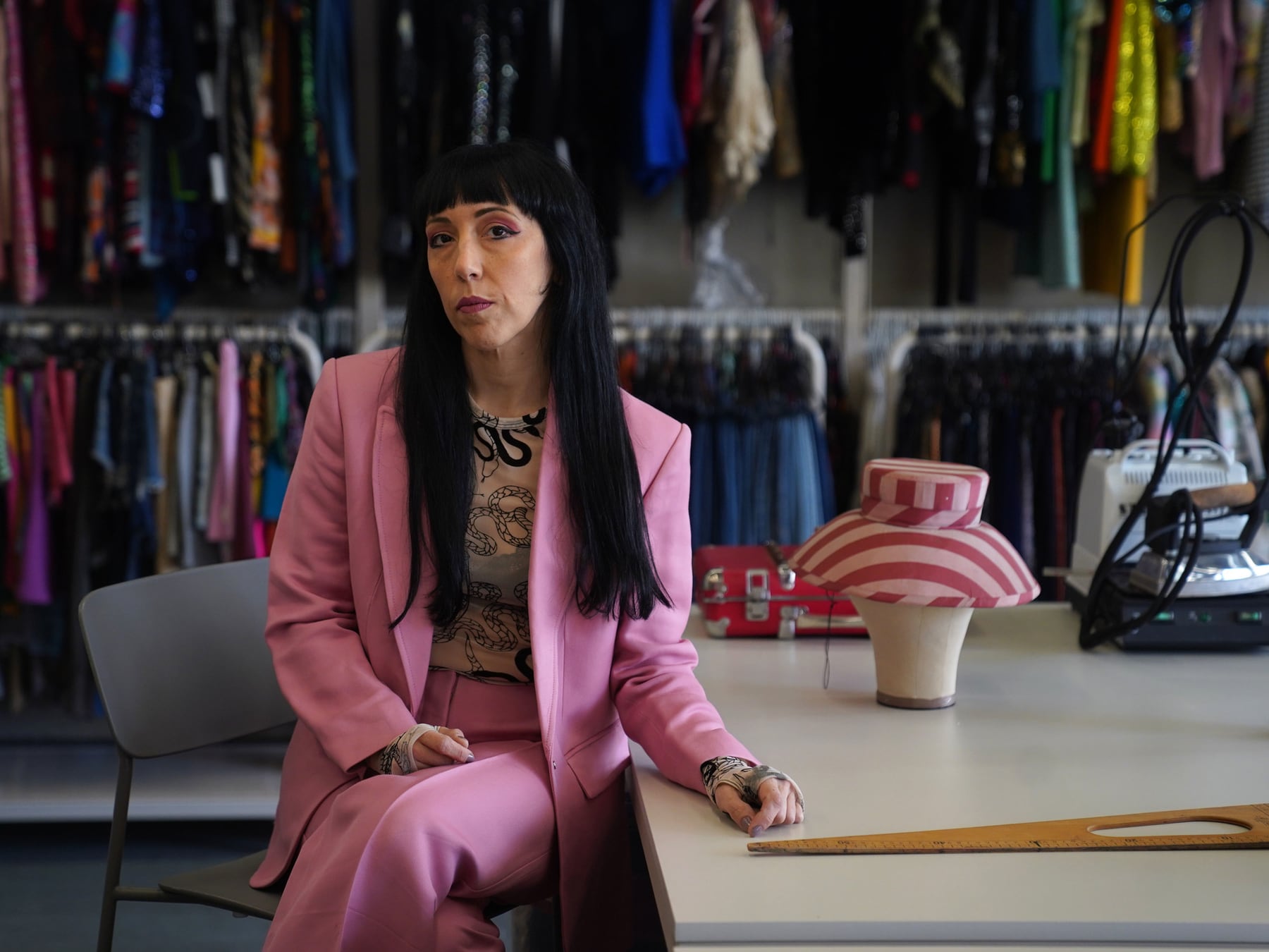 Florencia Tellado, la sombrerera de Palermo que cosió el universo visual de Moria Casán para la serie de Griselda Siciliani