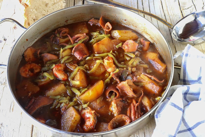 Chipirones, patatas chascadas y un truco que te ahorra harina: el guiso marinero que se cocina mientras lavás los platos