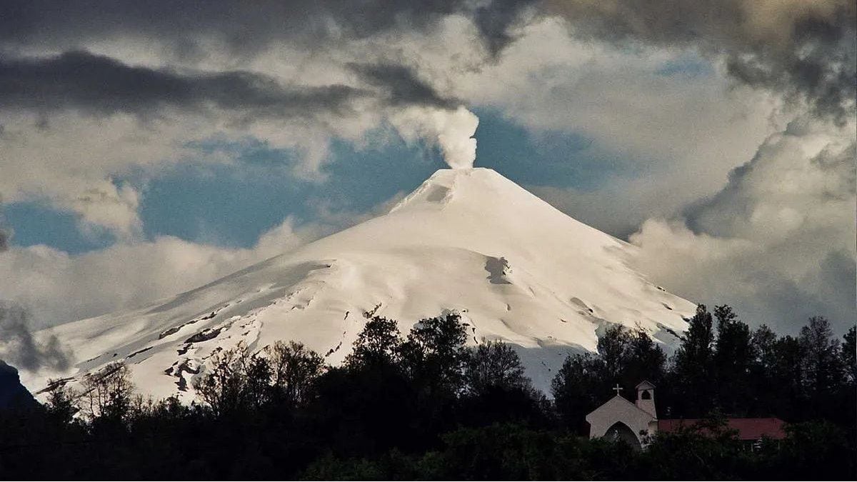 El Villarrica cambia su humor y pone en amarillo el paisaje del sur de Chile