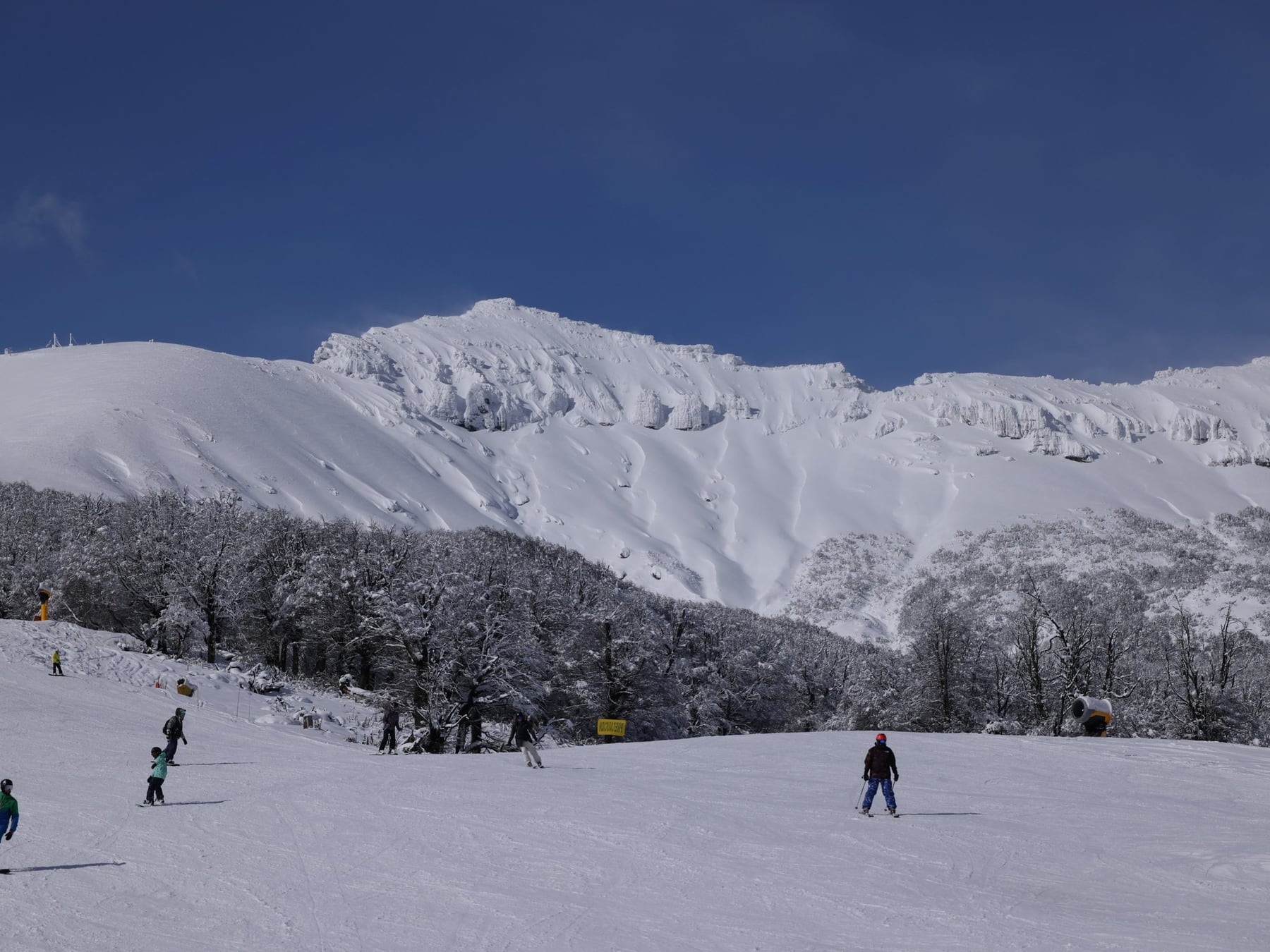 Septiembre en la nieve: los cerros argentinos siguen girando y con góndola más barata