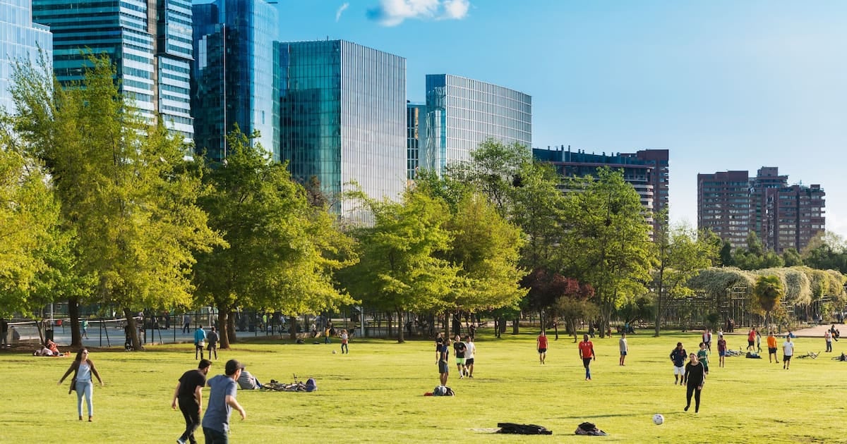 La verdantidad cotiza en alza: vivir frente a un parque en la Ciudad puede encarecer el alquiler hasta un 30%