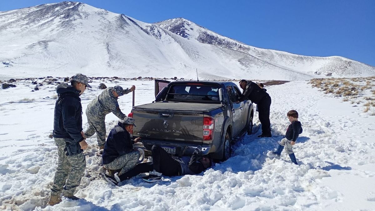 Quince kilómetros a pie sobre la nieve para alcanzar a su familia varada en la cordillera neuquina