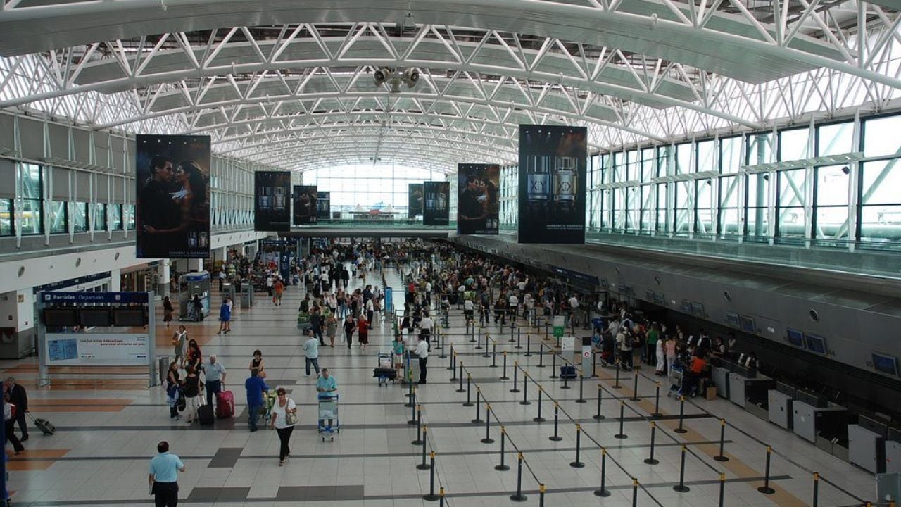Tres ciudades, un solo aeropuerto y la promesa de que la clase turista deje de sentirse turista