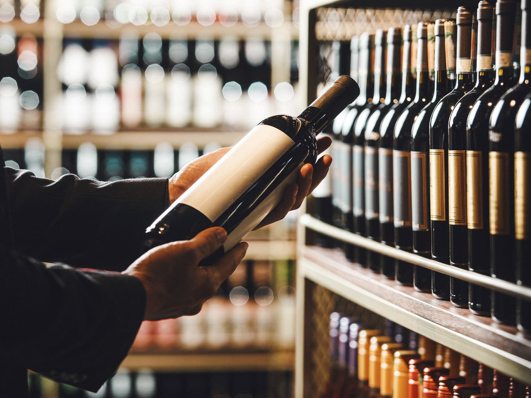 La letra chica del vino: lo que dice la etiqueta y lo que te quieren hacer creer