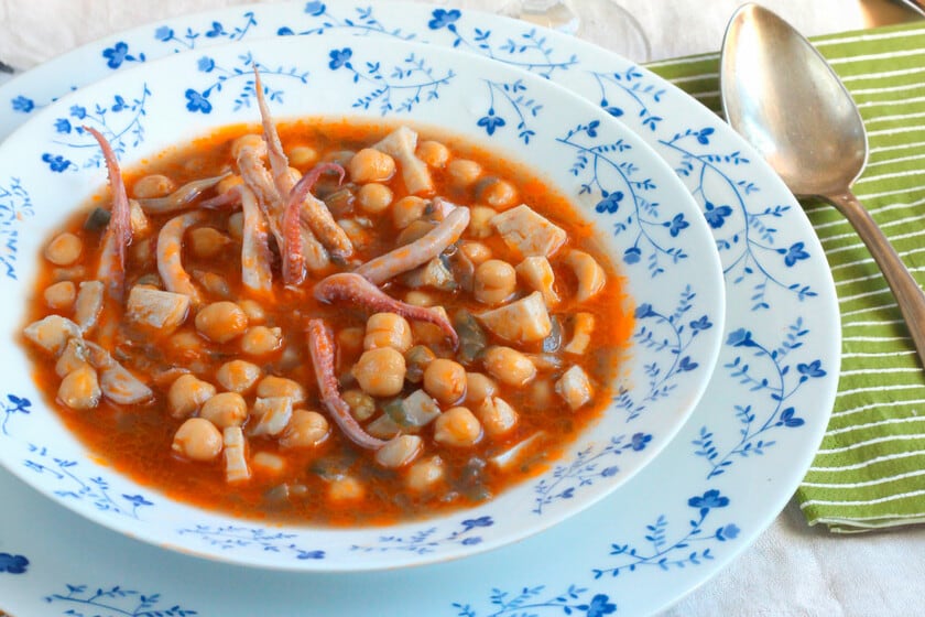 Garbanzos y calamares: un guiso breve que mejora con el reposo