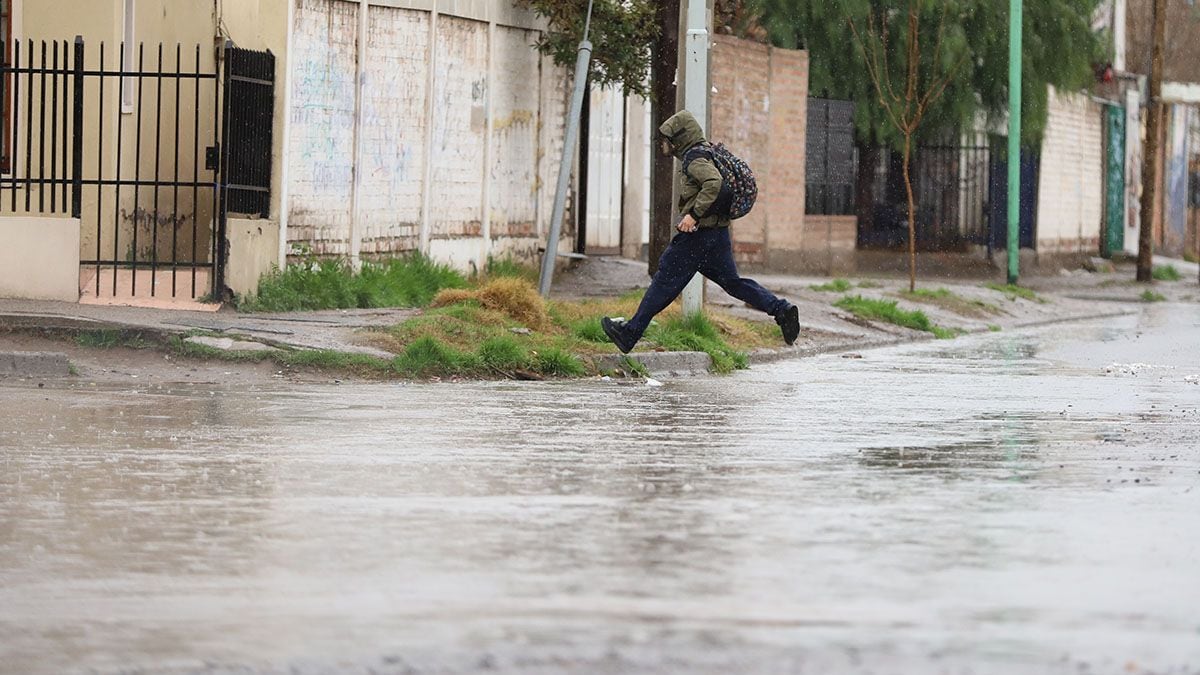 Nieve y lluvia en Neuquén: el Servicio Meteorológico Nacional pone el ojo sobre la cordillera y la meseta y pide extremar precauciones antes de salir a la ruta