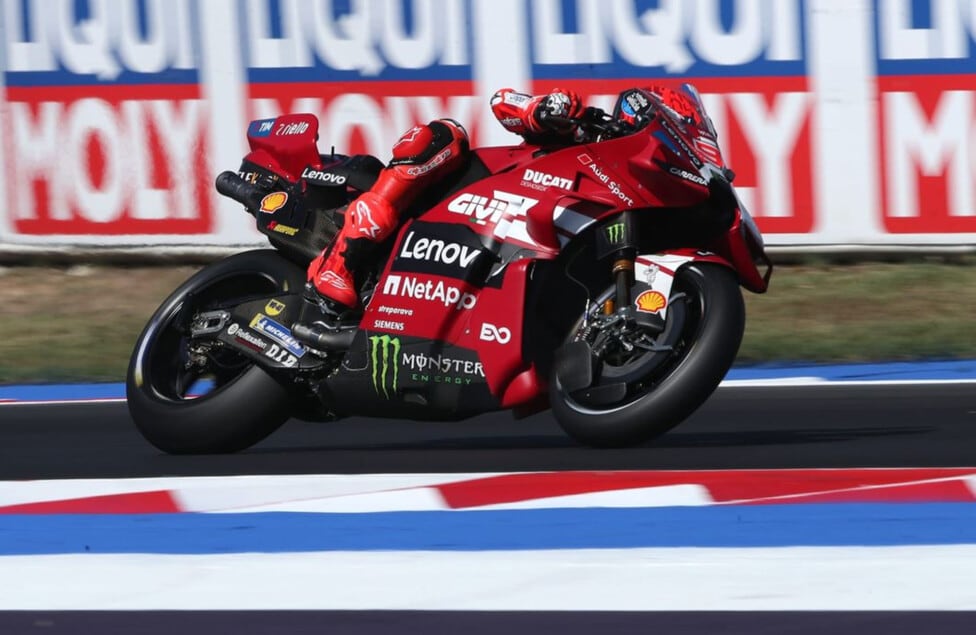 Márquez voló en la primera práctica de Misano y le metió presión a Martín