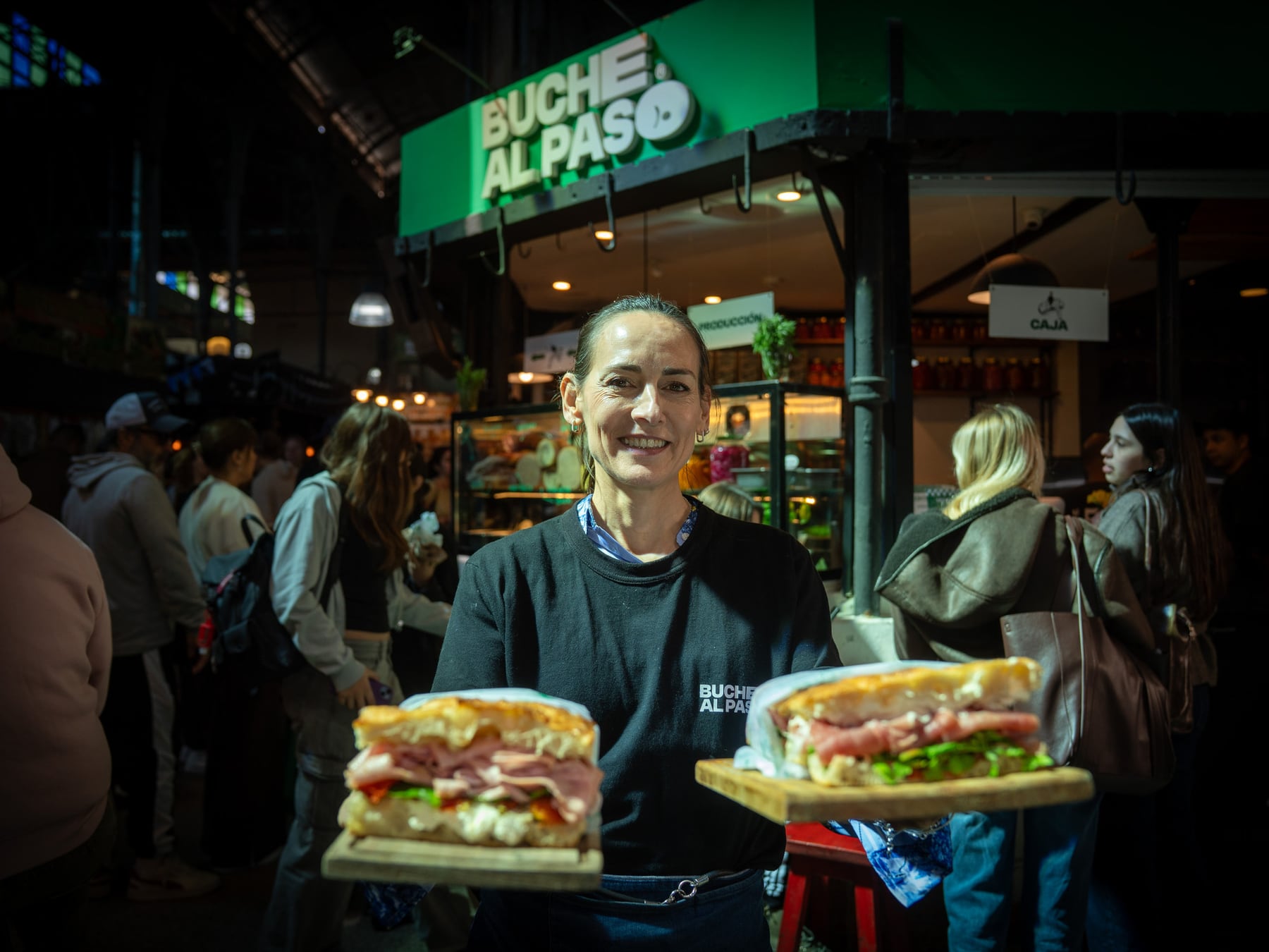 En el puesto 45 del Mercado de San Telmo, una sanguchería despacha cien sándwiches diarios con pan de leña de elaboración propia