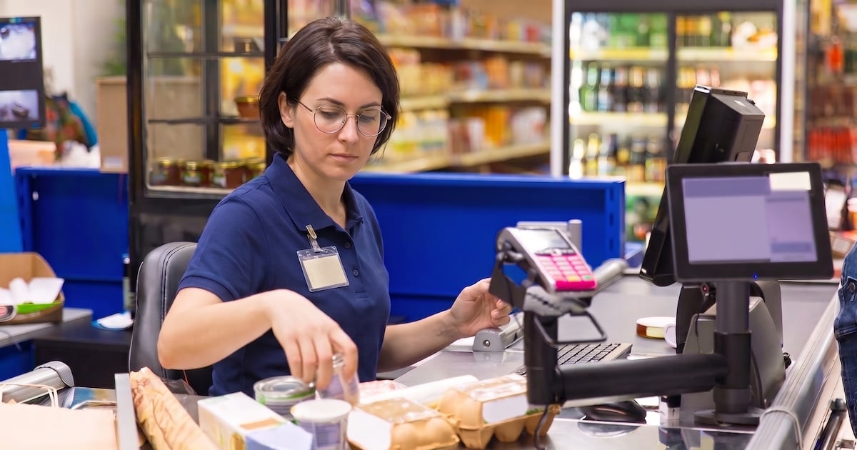 Sueldos de cajeros de supermercado en septiembre de 2026: la escala completa por categoría y los adicionales que se pagan aparte