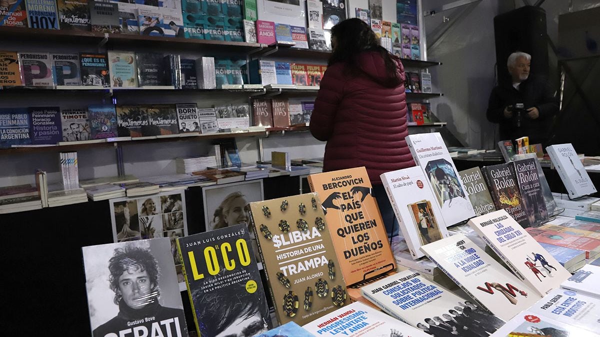 La Feria del Libro de Neuquén abrió en el Parque Central con libros desde dos mil pesos y una estrategia de combos que apunta a llenar las mochilas