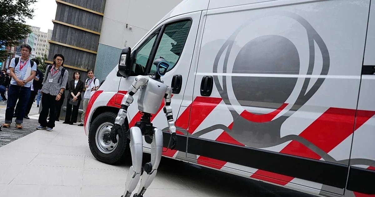 La ambulancia que viaja a reparar robots humanoides: una división japonesa sale a la ruta para que las fábricas no se detengan