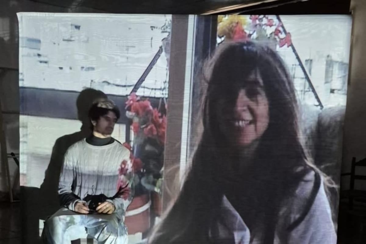 Patricio Abadi se sube al escenario con las VHS, la risa y el dolor de haber perdido a su madre