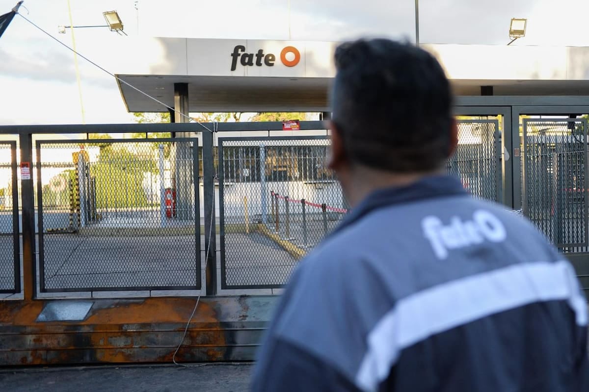 El empleo registrado perdió más de 434 mil puestos en un año y la caída de empresas no se detiene