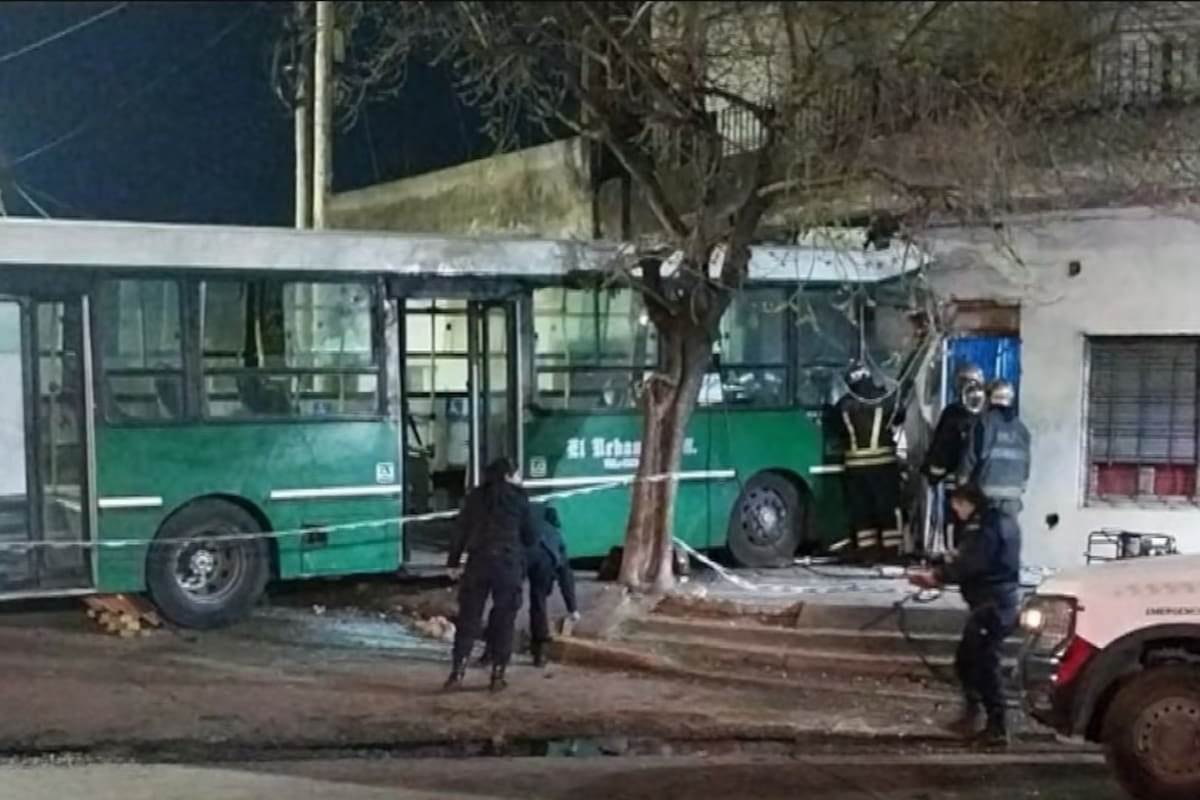 Un chofer de la línea 527 murió luego de estrellar el colectivo contra una casa en Temperley