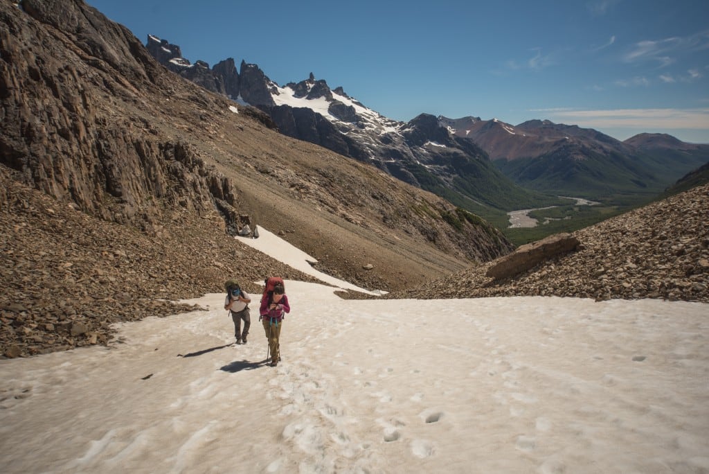 Paola Panizoni, la profesora neuquina que se reconguró en guía de senderos y sale a pedalear con sus alumnos bajo el cielo de la cordillera