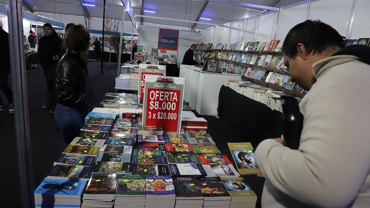 La XIII Feria del Libro de Neuquén despliega su oferta cultural en el Museo Nacional de Bellas Artes y las globas del Parque Central hasta el domingo