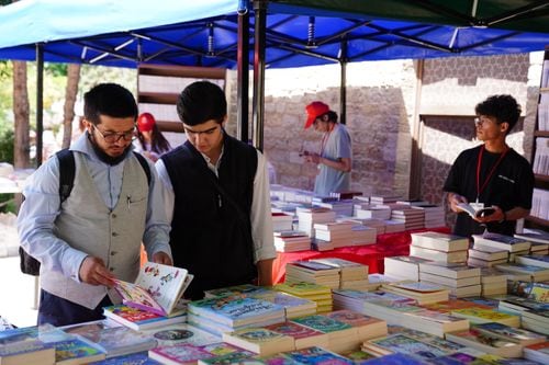 La Feria del Libro de Neuquén entra en su recta final con precios que arrancan en dos mil pesos y una oferta para todos los bolsillos