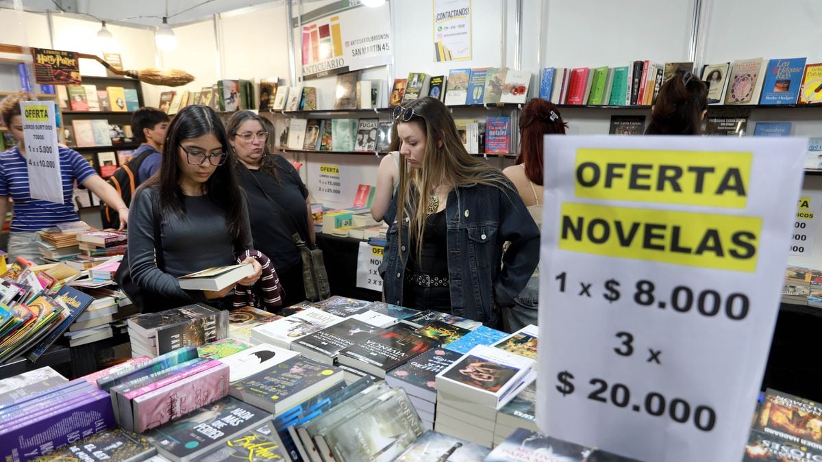 La 13.ª Feria del Libro de Neuquén abre sus globas en el Parque Central con libros desde dos mil pesos y una grilla para toda la familia