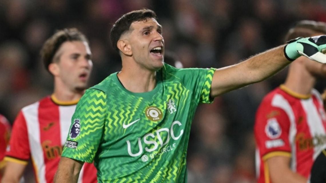 Chelsea se desangra: 3-0 de Brentford y Dibu Martínez sigue sin poder festejar un arco en cero