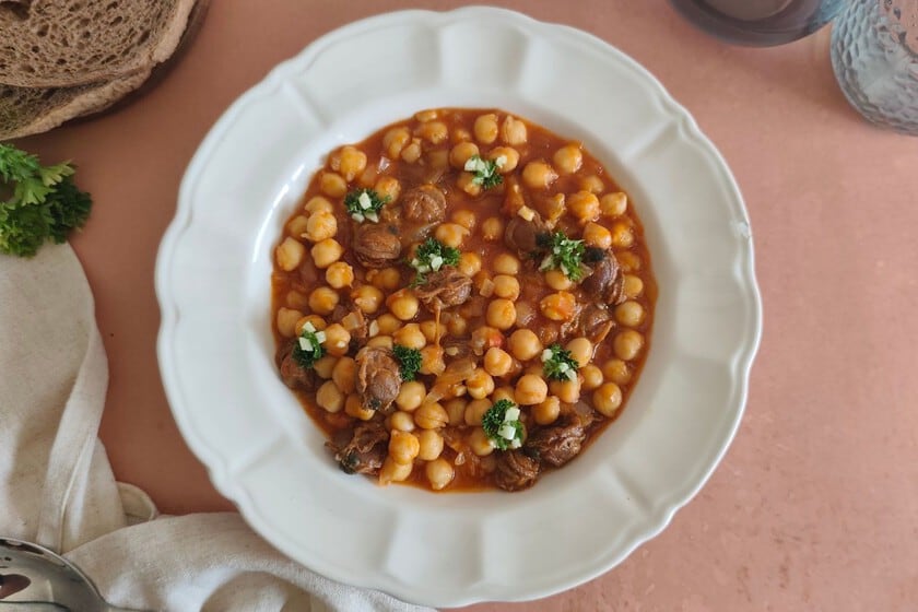 Garbanzos con zamburiñas: el guiso de lata que salva una cena en 30 minutos