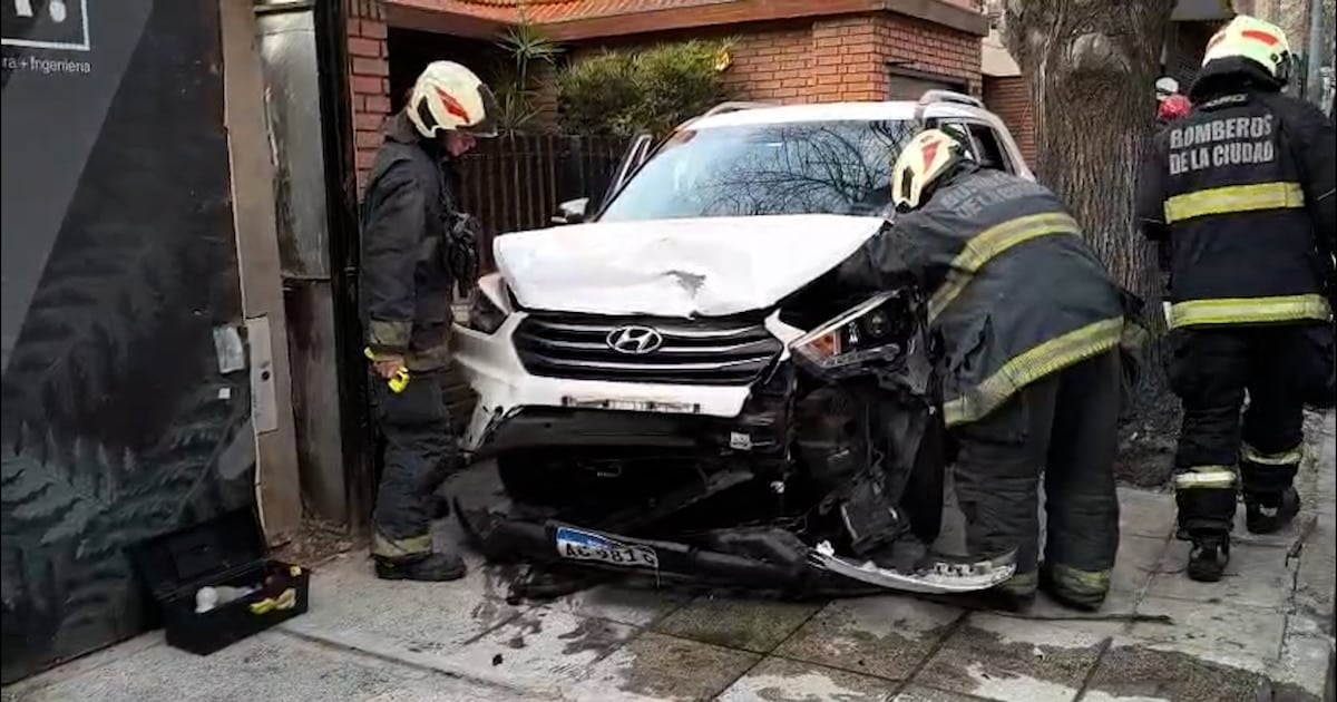 Un conductor de 33 años terminó en la vereda tras chocar contra autos estacionados en Palermo