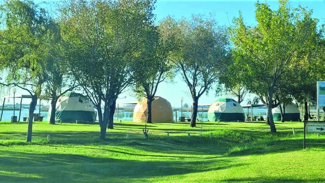 Glamping en la provincia de Buenos Aires: cinco propuestas para dormir entre lagunas, sierras y arena sin resignar la sommelier