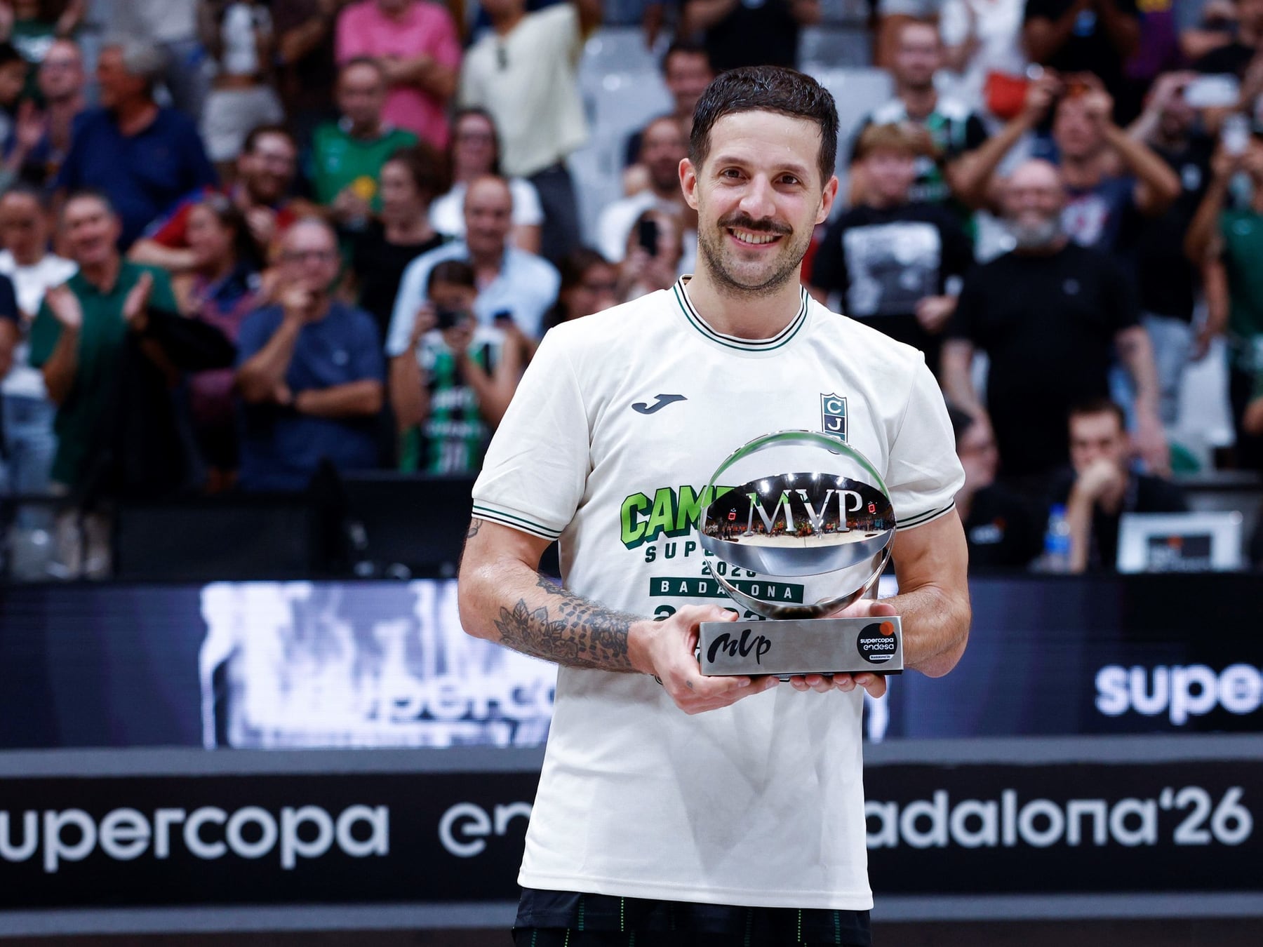 Laprovíttola liquidó a su ex: nueve triples, MVP y la Supercopa en la mochila