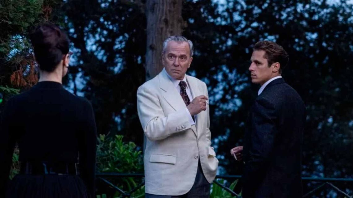 Un Sherlock Holmes jubilado, una isla cortada por la tormenta y un muerto que no se suicidó: la nueva apuesta de Netflix