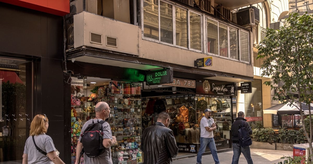 El dólar cerró una jornada de estabilidad en las pizarras al público y dejó una caída leve en el mayorista