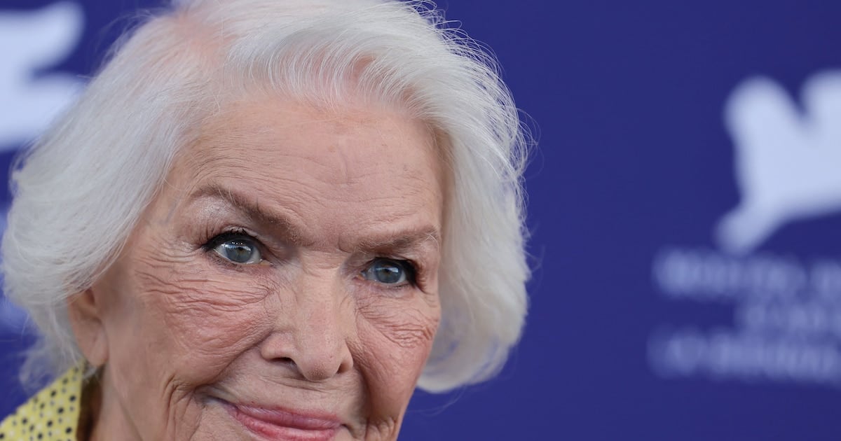 A los 93, la rutina que divide aguas entre caminar y levantar peso: lo que la experiencia de Ellen Burstyn deja sobre la mesa