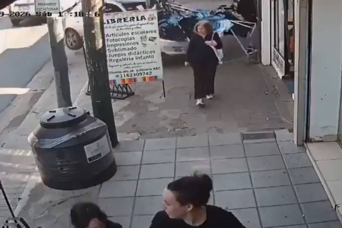 Una joven resultó atropellada en una vereda de Almirante Brown y quedó fuera de peligro