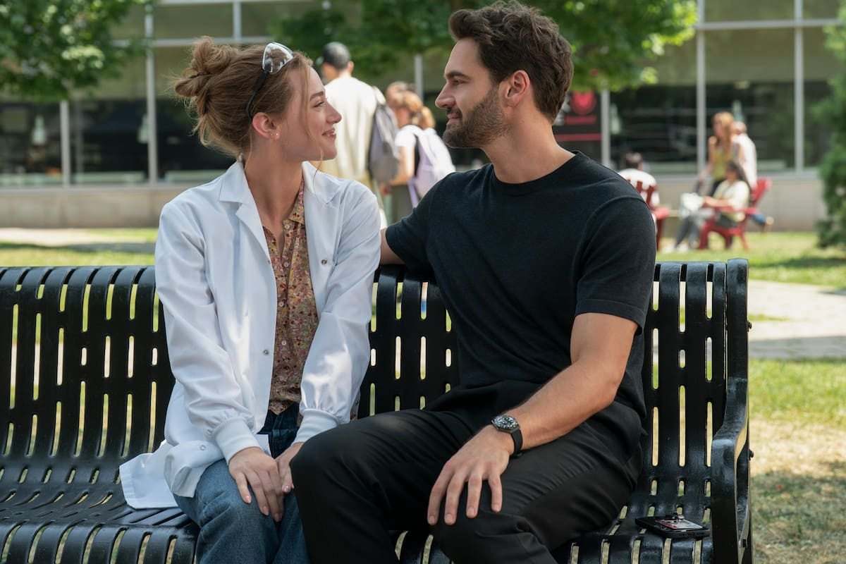 "La hipótesis del amor" aterriza en Prime Video con la química de Lili Reinhart y Tom Bateman