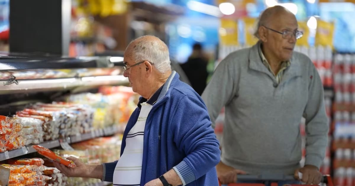 Jubilados frente al changuito: el mapa completo de descuentos y reintegros que rigen en octubre
