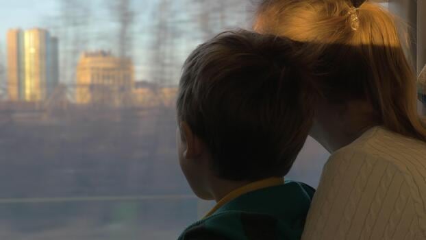 El viaje de un chico que se subió a un tren soñado: llega a Buenos Aires la película que Ferro y Vignale filmaron juntos