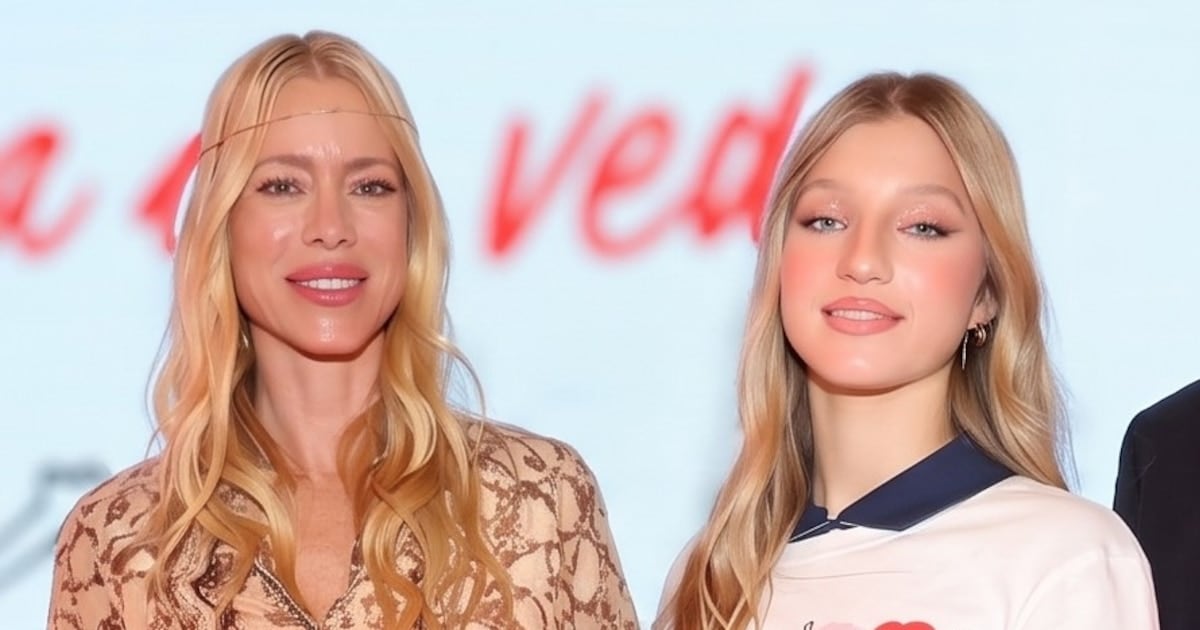 Allegra Cubero se subió a la pasarela y Nicole Neumann la miró desde la primera fila, con los ojos llenos de todo