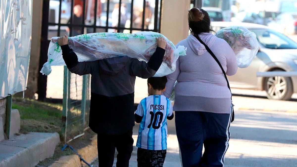 El Mercado Concentrador de Neuquén abre dos sábados con chivito del norte y trucha patagónica en la vidriera
