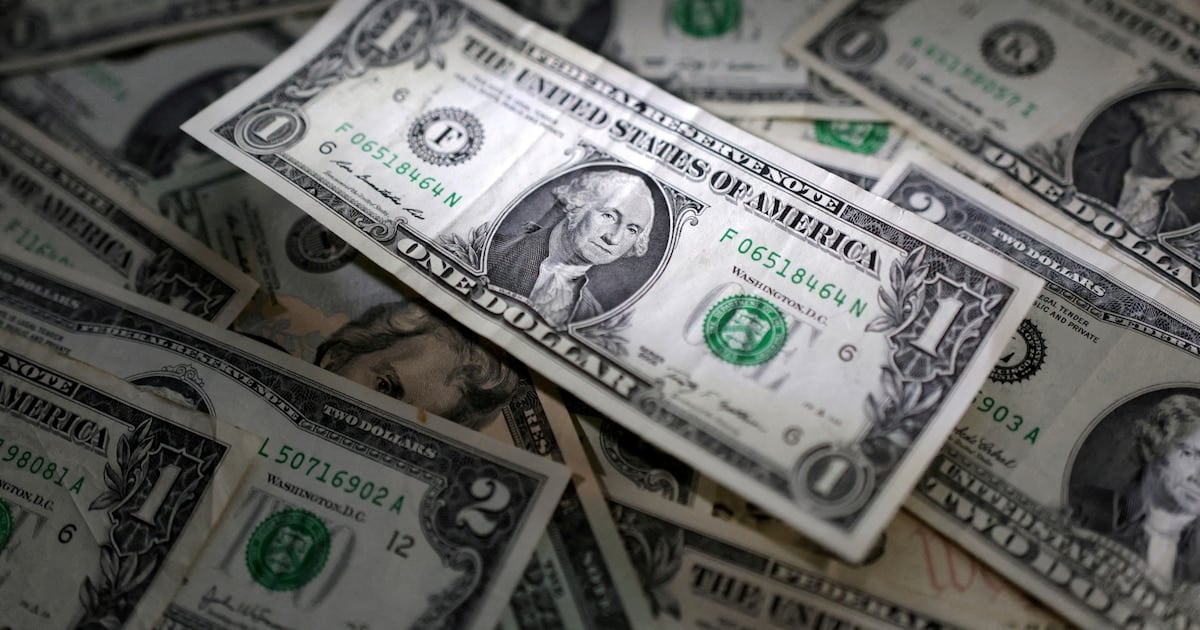 El billete verde retrocedió cinco pesos en el Banco Nación y cerró la semana a $1.540 para la venta