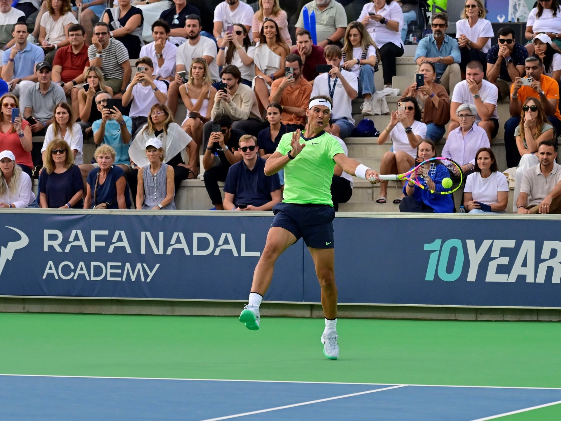 Rafa volvió a sacar la muñeca: ganó con Moyá el desempate de la fiesta en Manacor y se rió de su propio estado físico