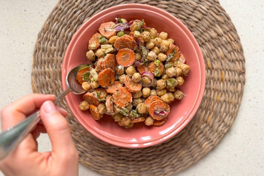 Garbanzos al horno con tahini: una propuesta templada que suma zanahoria, sésamo y verduras de hoja