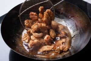 Pollo al limón estilo cantones: la dupla de harinas y el corte posterior a la fritura como claves de textura