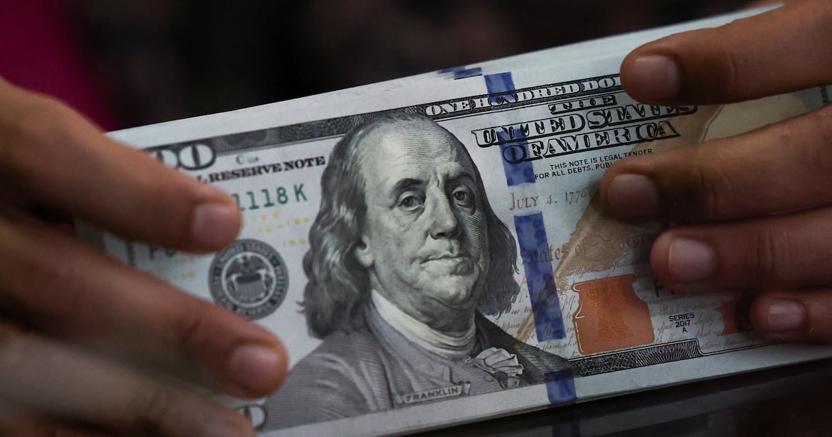 El dólar mayorista cerró en $1.520 por tercera rueda consecutiva y el blue avanzó a $1.550