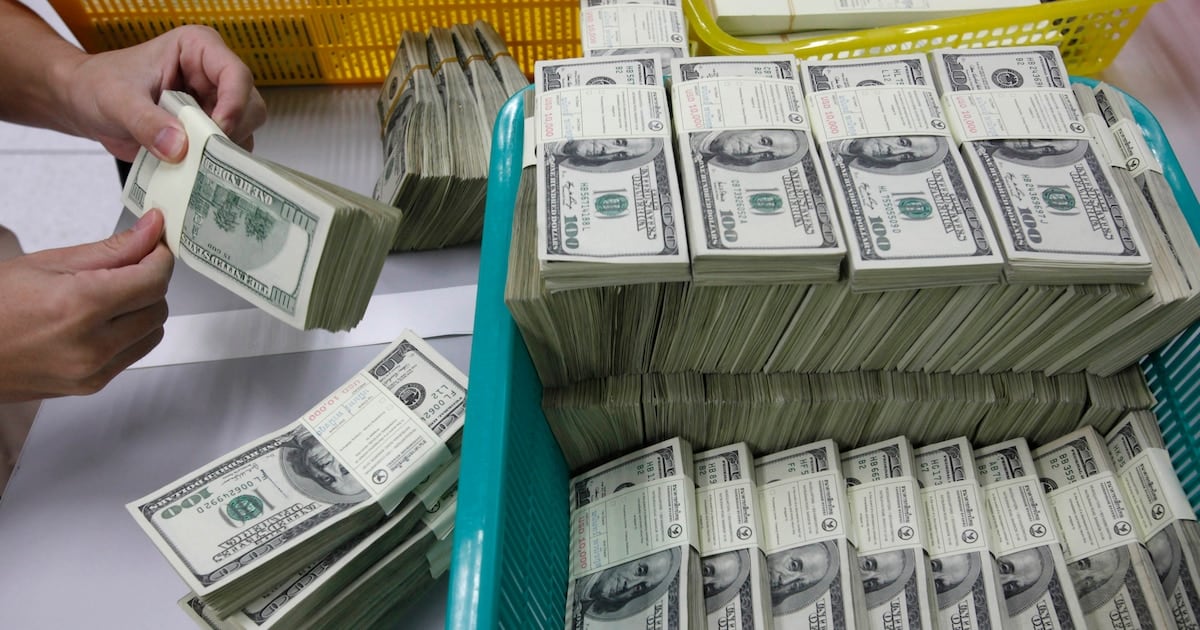El dólar se mantiene en $1.540 en el Banco Nación y el blue opera a $1.550, en una jornada sin variantes