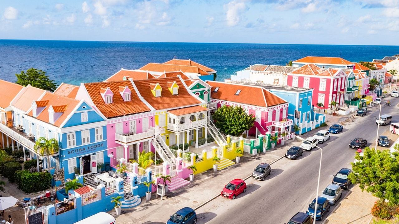 Curazao, la isla donde los holandeses pintaron todo de colores y le metieron 35 playas para que nadie se aburra