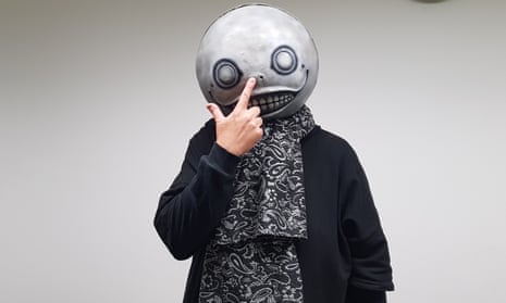 El hombre de la máscara que se niega a jubilarse: Yoko Taro, Evangelion y el miedo a perder la cabeza